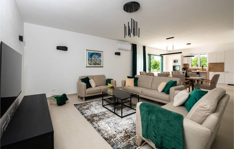 Geräumige Ferienwohnung mit Pool und WLAN, in der Nähe der besten Sehenswürdigkeiten von Krnica in Krnica, Marčana
