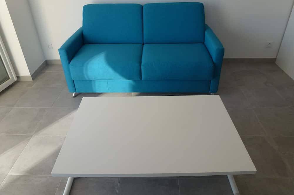 Appartement entier, Magnifique Studio  avec terrasse, vue piscine , mer à pied  14 min,  très calme in Six-Fours-les-Plages, Côte méditerranéenne (France)