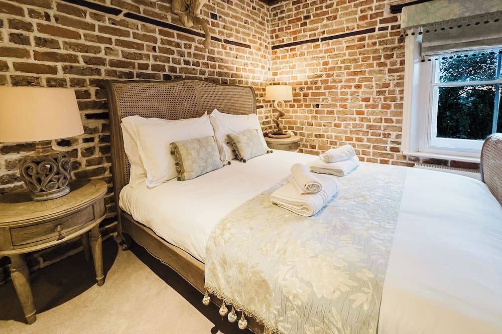 Experience boutique comfort above The Powell pub in Birchington. Stylish en-suite rooms, luxury touches, and a vibrant pub below—perfect for business, couples, or families. Book your coastal escape today! in Birchington, Kent
