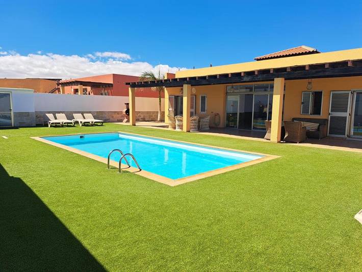 Villa voor 12 personen, with uitzicht and tuin as well as zwembad, met huisdier in Las Salinas