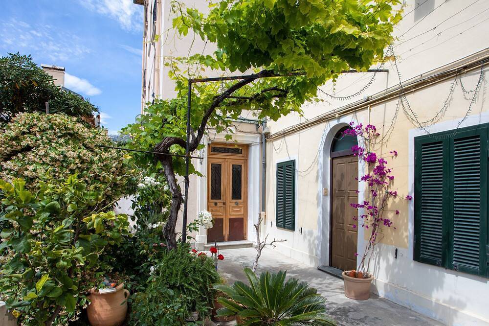 Entire apartment, Apartment in the heart of Beausoleil in Beausoleil, Nice region