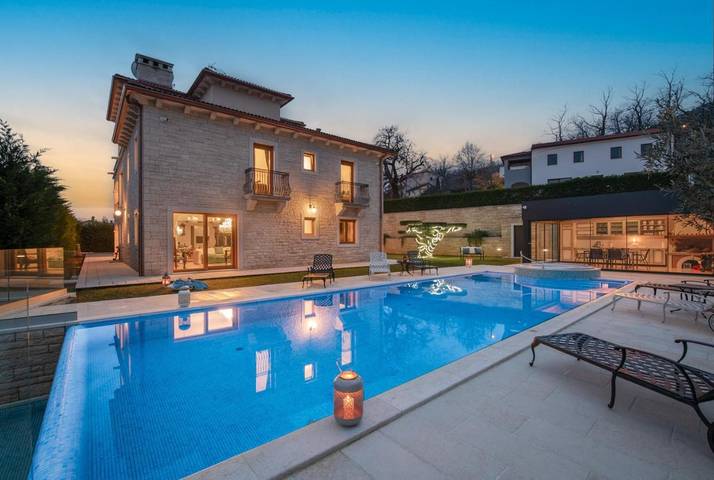 Ferienhaus für 8 Personen, mit Balkon und Whirlpool sowie Terrasse und Garten