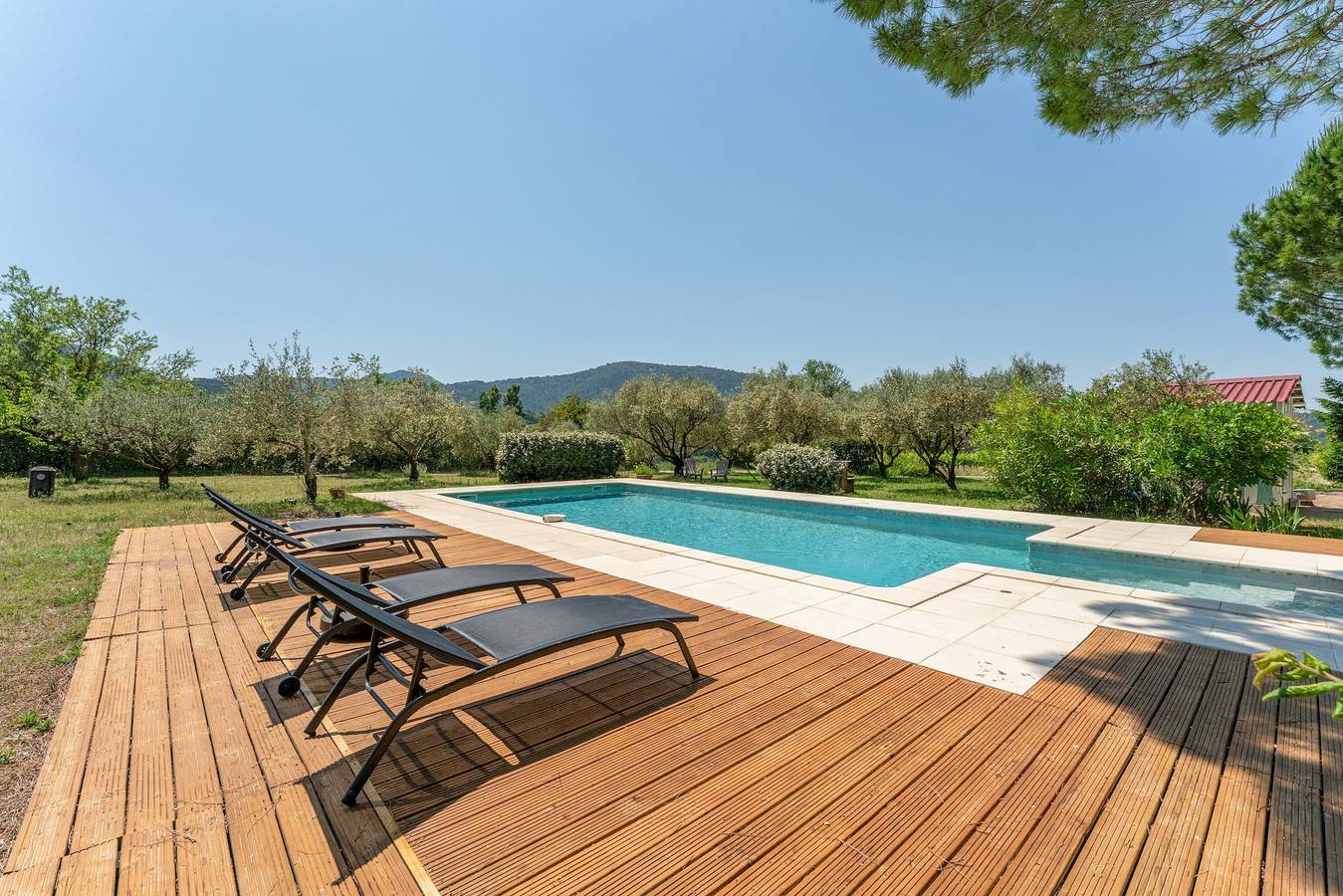 Gîte 'Genévrier' avec vue sur la montagne, piscine partagée et Wi-Fi in Entrechaux, Parc naturel régional du Mont-Ventoux