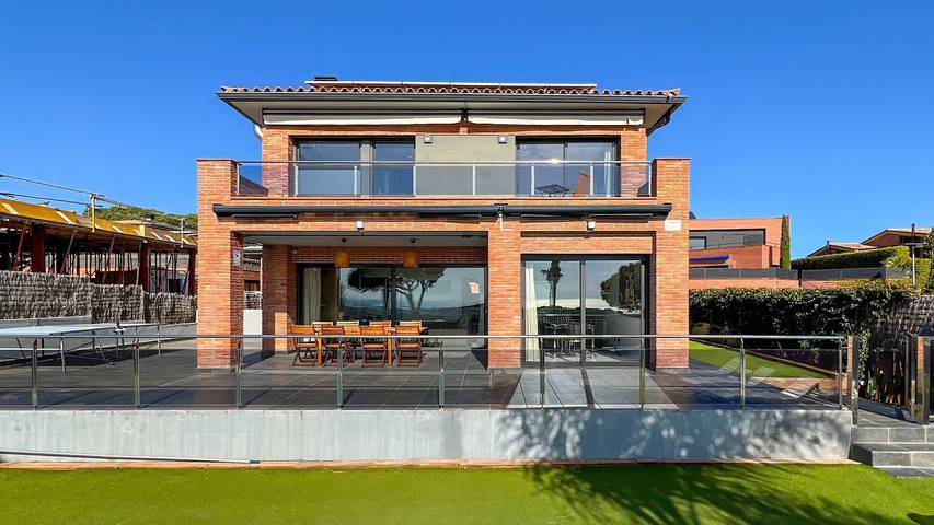 Villa pour 8 personnes, avec terrasse ainsi que jardin et piscine - 1