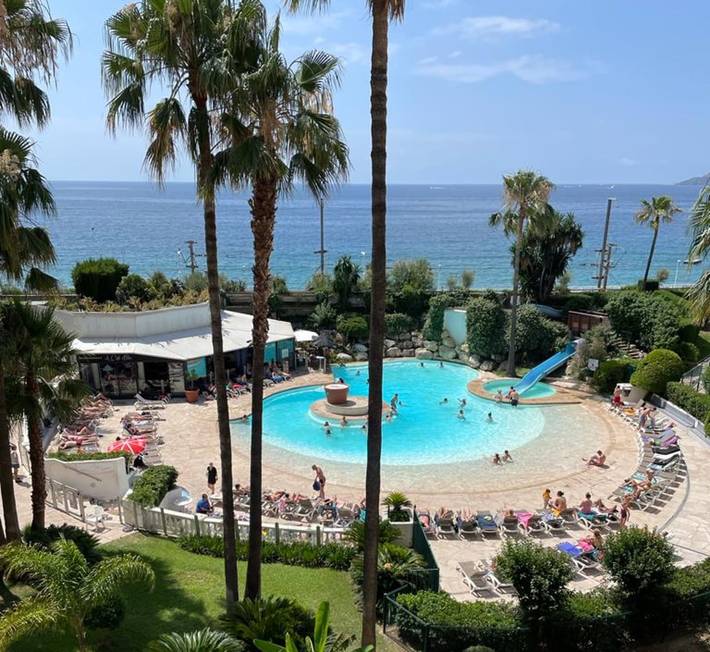 Appartement de vacances pour 4 personnes, avec terrasse ainsi que piscine et jardin, adapté aux familles dans Cannes La Bocca