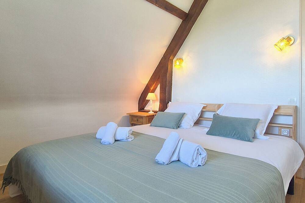 Les Embruns - 5-minute walk from the beach - Sleeps 10 - Villerville in Villerville, Lisieux region