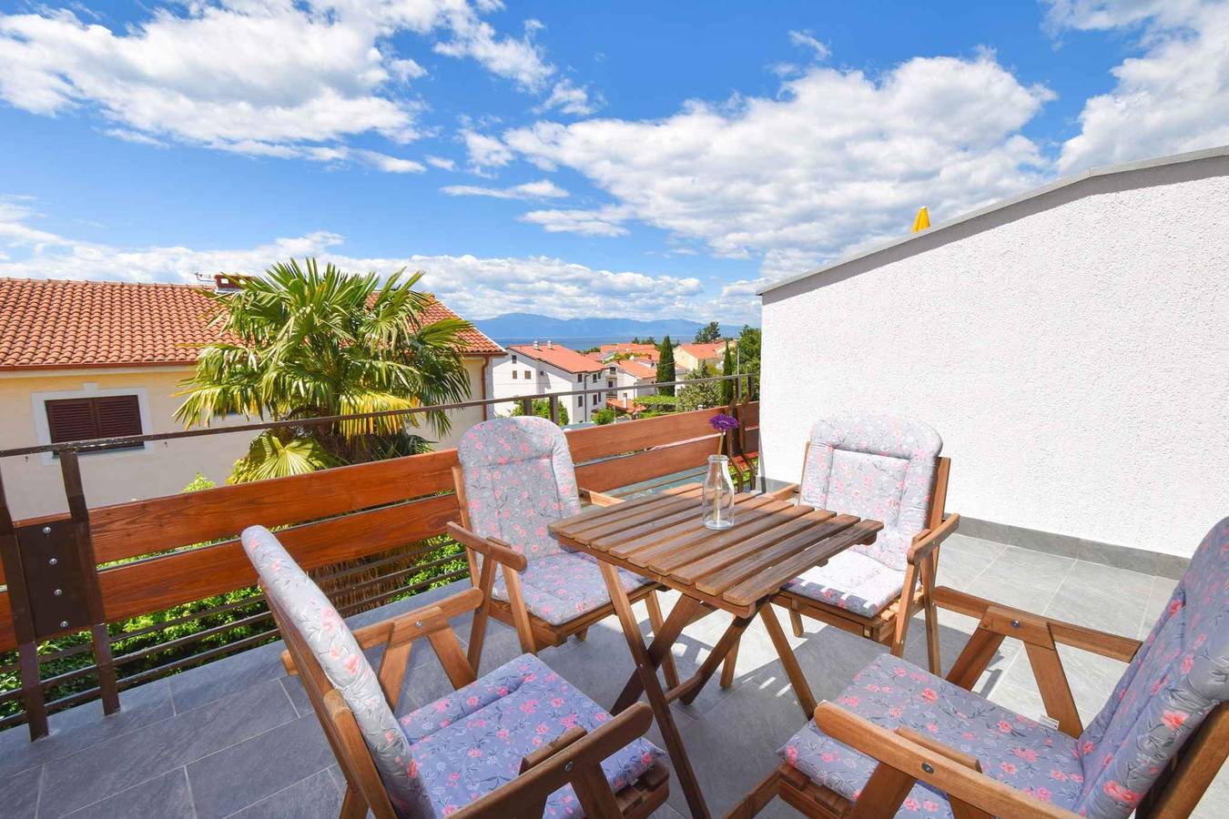 Entire vacation apartment, Holiday apartment mit Terrasse  in Malinska-Dubašnica, Krk