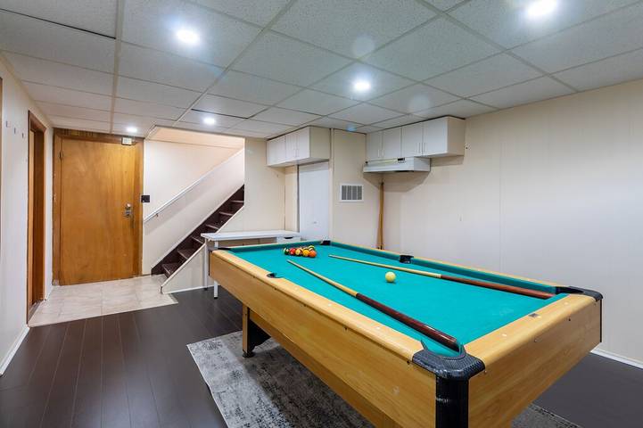 Vacation rental for 8 people in Etobicoke