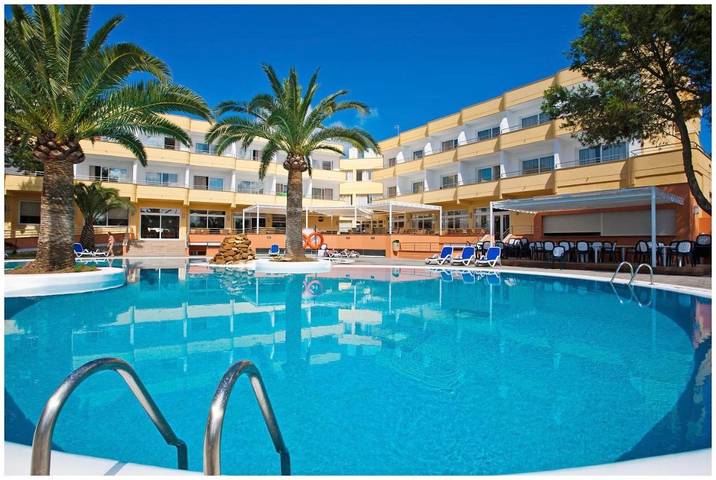 Resort para 3 personas, con Balcón y Jacuzzi además de Terraza y Jardín en Menorca