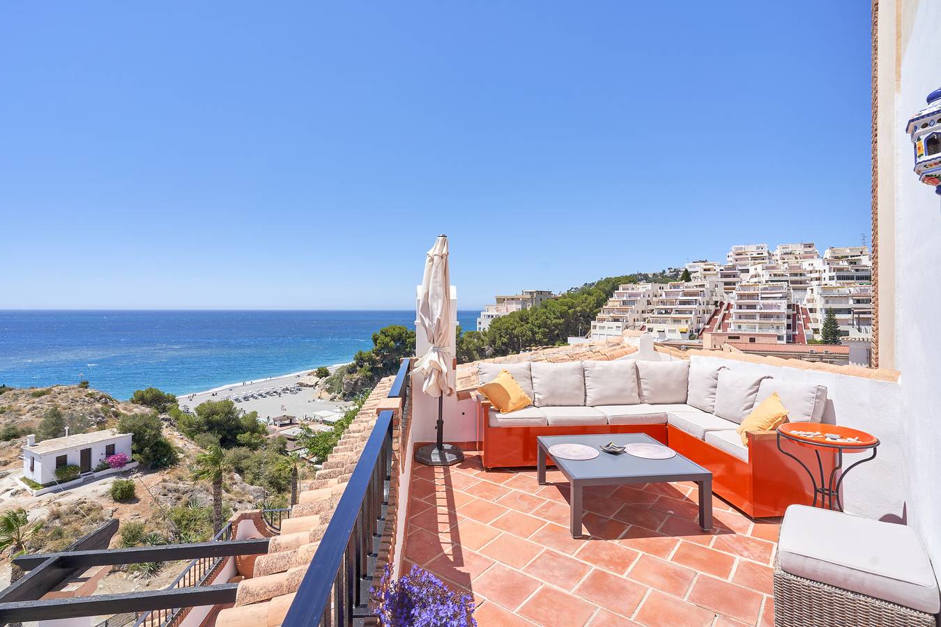 Entire apartment, Apartment 'Ap Tesorillo Primera Línea De Playa' with Sea View, Wi-Fi and Air Conditioning in Velilla-Taramay, Almuñecar