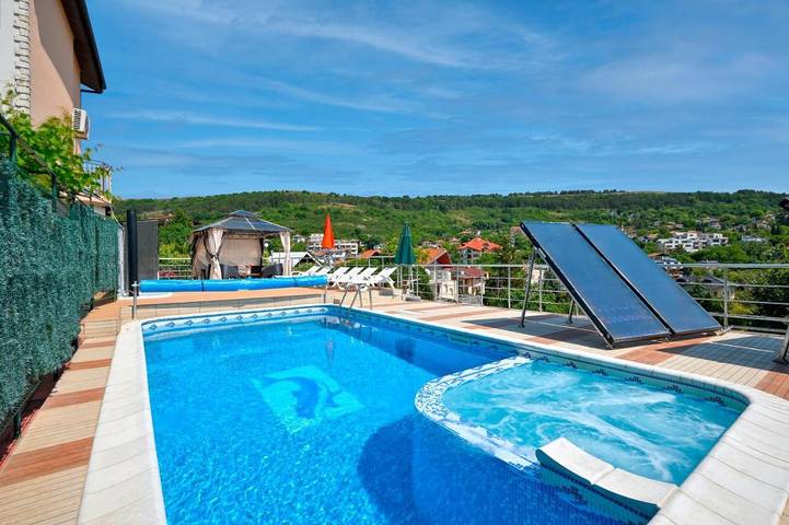 Maison d’hôte pour 20 personnes, avec piscine ainsi que jardin et vue, animaux acceptés en Bulgarie