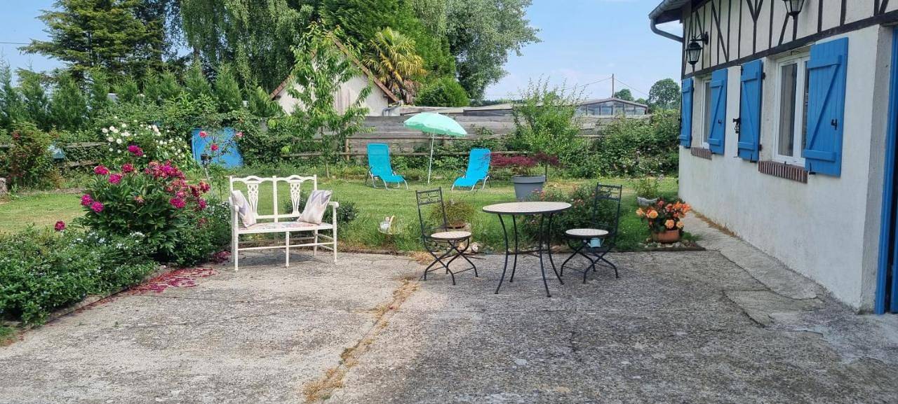 Double Room with Private Bathroom in Asnières, Région de Bernay