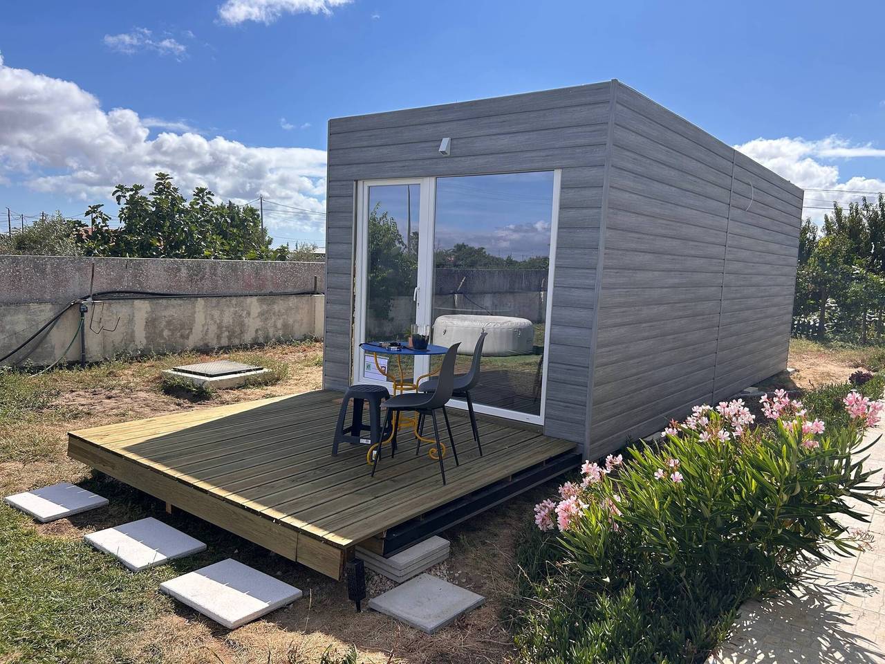 Tiny House with Shared Pool, Wi-Fi, and Air Conditioning