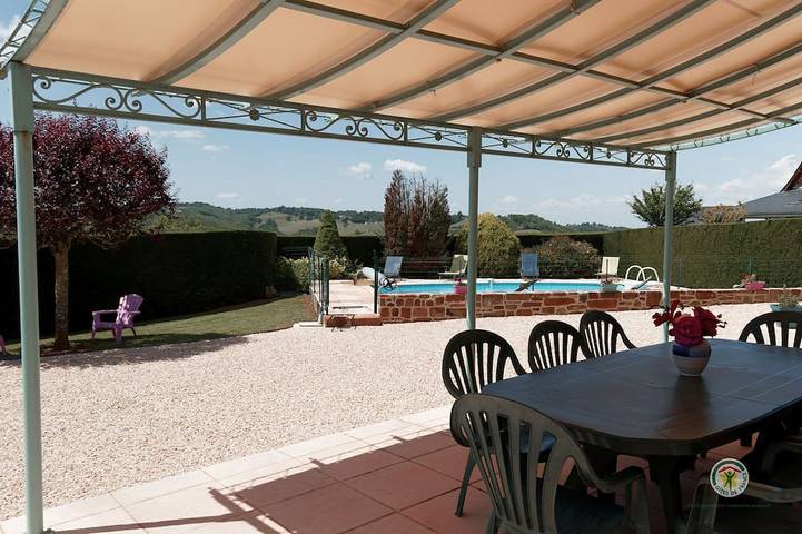 Gîte pour 8 personnes, avec terrasse ainsi que piscine et jardin à Lagleygeolle