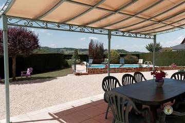 Gîte pour 8 personnes, avec jardin ainsi que piscine et terrasse à Lagleygeolle