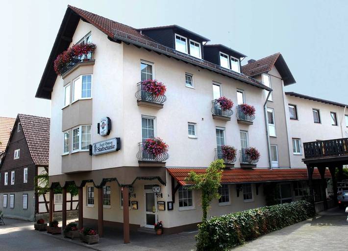 Hotel, mit Terrasse und Garten in Bad König