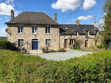 Gîte pour 6 personnes, avec vue et terrasse ainsi que piscine et jardin, animaux acceptés à Pré-en-Pail