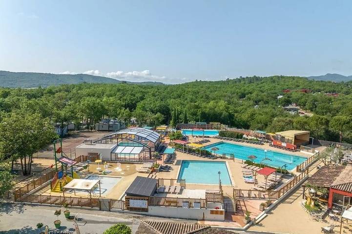 Camping pour 5 personnes, avec piscine à Lagorce