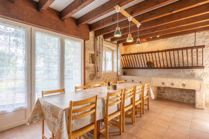 Gite De Groupe Piscine Intérieur avec terrasse privée, jardin privé et Wi-Fi in La Gripperie-Saint-Symphorien, Région de Rochefort