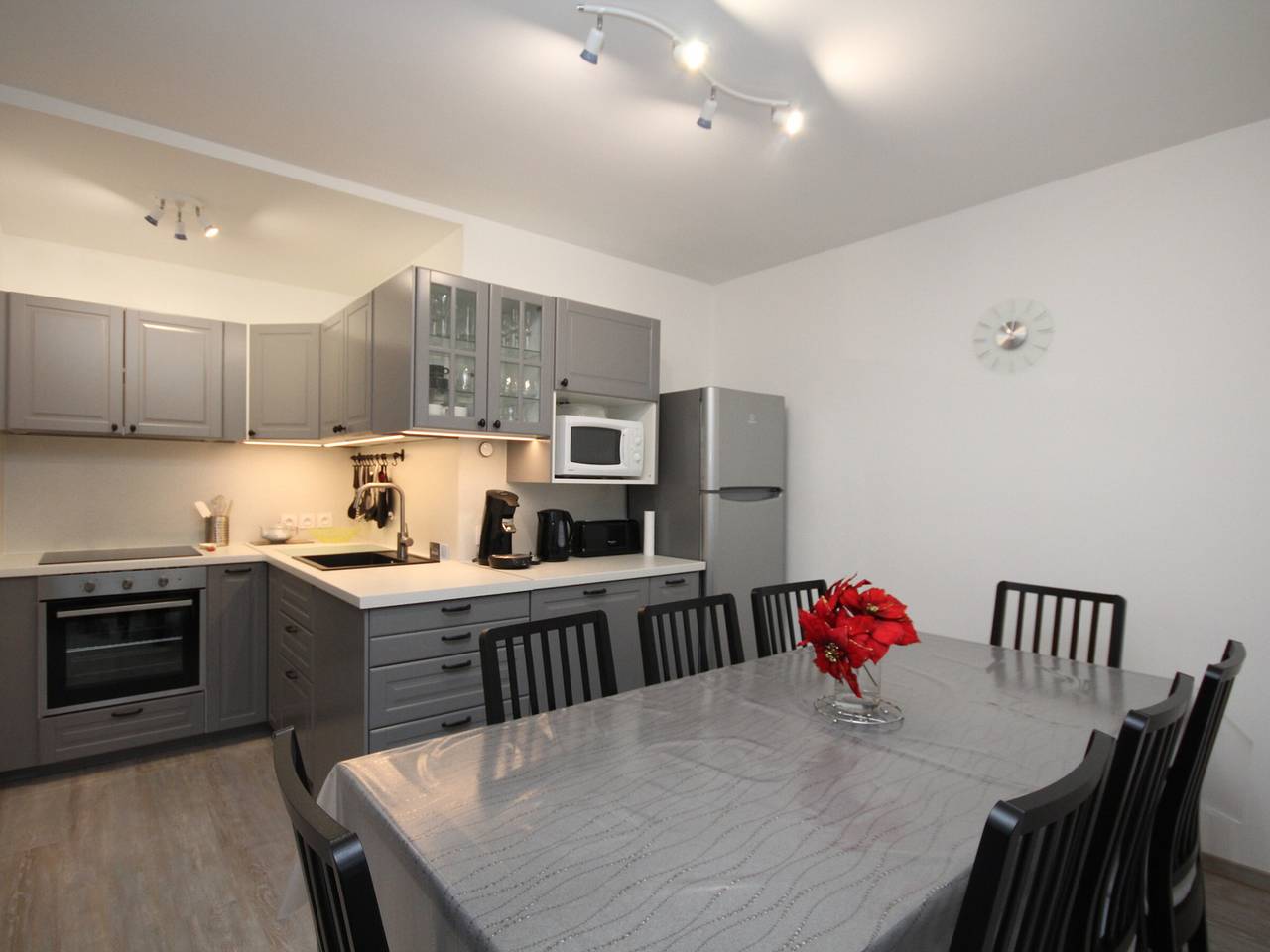 Entire apartment, Mont-Dore: 4Br Duplex with Balcony, Garage, and Wi-Fi in Mont-Dore, Volcans d'Auvergne Regional Nature Park