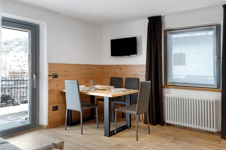 Entire apartment, Alpen Blumen Genziana Apartment with Mountain View, Terrace, and Wi-Fi in San Lorenzo in Banale, Dorsino