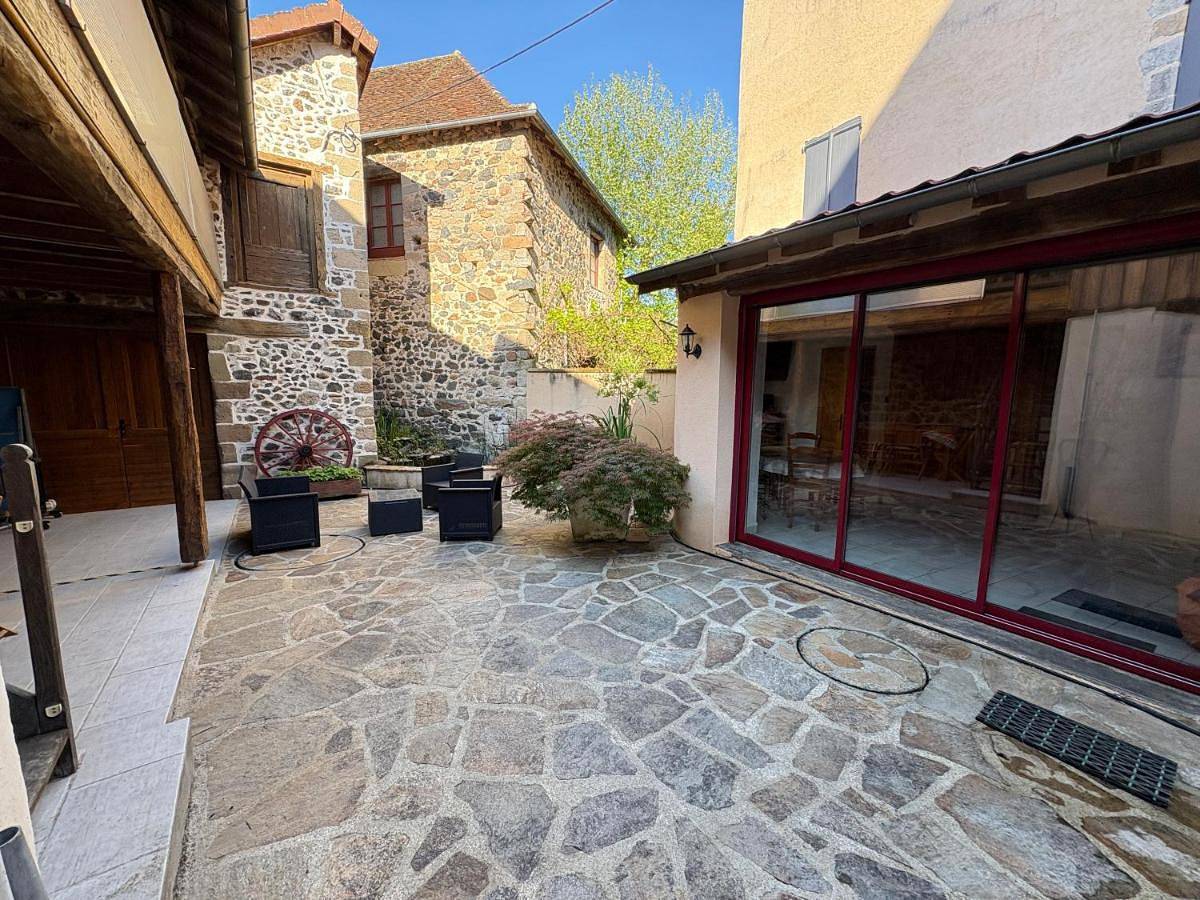 Petite maison avec cour fermée in Beaulieu-sur-Dordogne, Région de Brive-la-Gaillarde