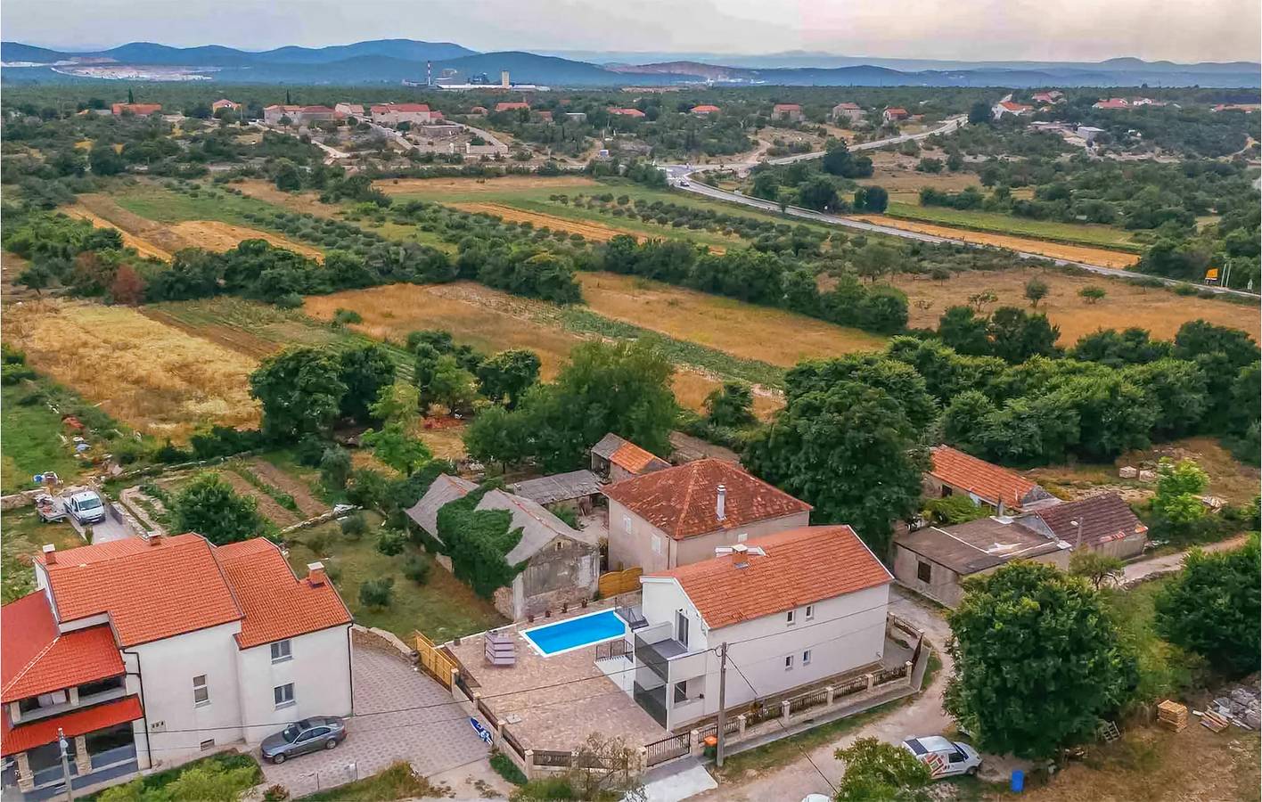 Ganze Ferienwohnung, Entspannung nur 2 km von Benkovac entfernt: Apartment am Pool mit Terrasse und WLAN in Šopot, Grad Benkovac