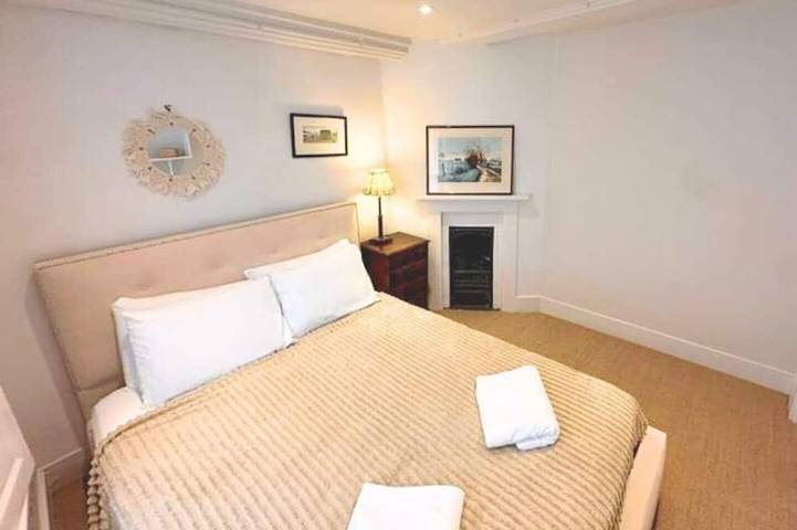 Modern, Spacious Town House Located in Central Chichester and Sleeping 10 - Dogs very welcome! in Chichester, West Sussex