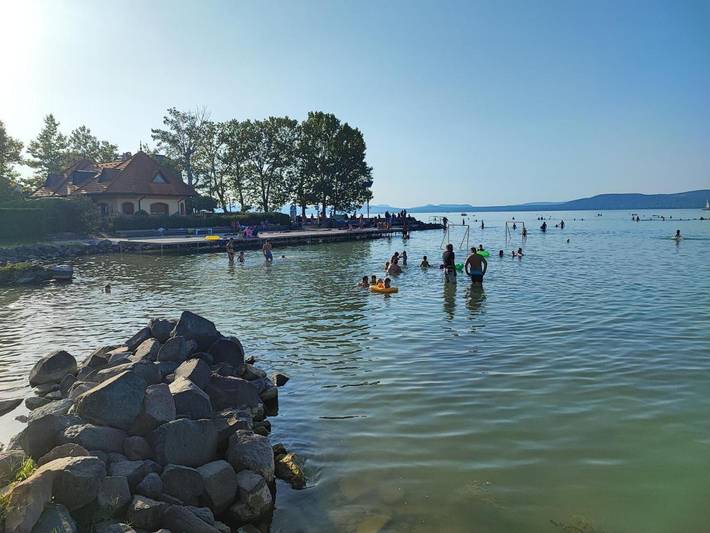 Ferienhaus für 10 Personen, mit Balkon und Terrasse sowie Garten und Seeblick in Balatonboglar