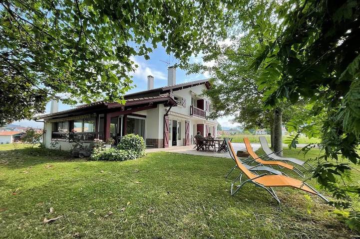 Location de vacances pour 11 personnes, avec jardin à Saint-Jean-le-Vieux