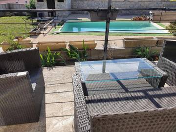 Gîte pour 2 personnes, avec vue ainsi que terrasse et piscine, animaux acceptés à Barjac