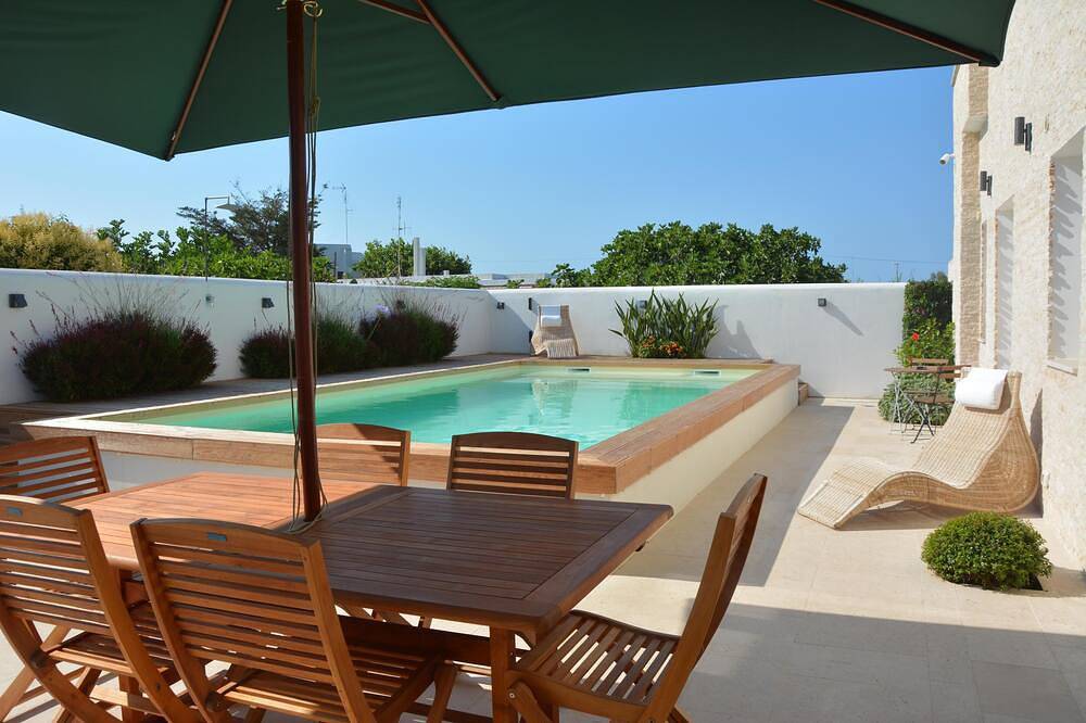 Villa moderna con piscina, vistas al mar y jardín mediterráneo. in San Giorgio (Bari), Region de Bari