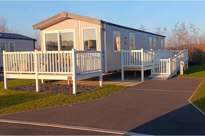 Holiday rental for 8 people, with pool and garden as well as lake view, with pets in Morecambe Bay