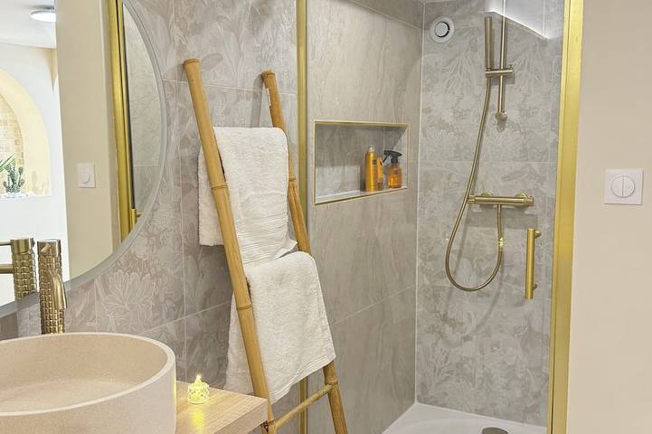 Appartement entier, Suite romantique Jacuzzi & Cinéma - Casacocoonspa in Tremblay-en-France, Seine-Saint-Denis