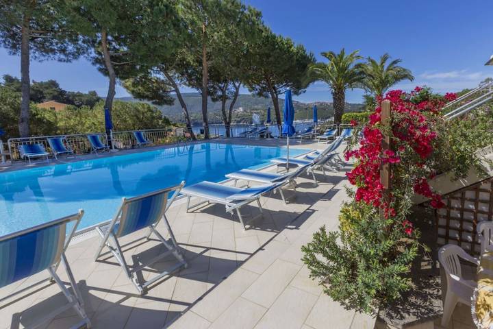 Ferienwohnung für 4 Personen, mit Terrasse und Pool in Porto Azzurro