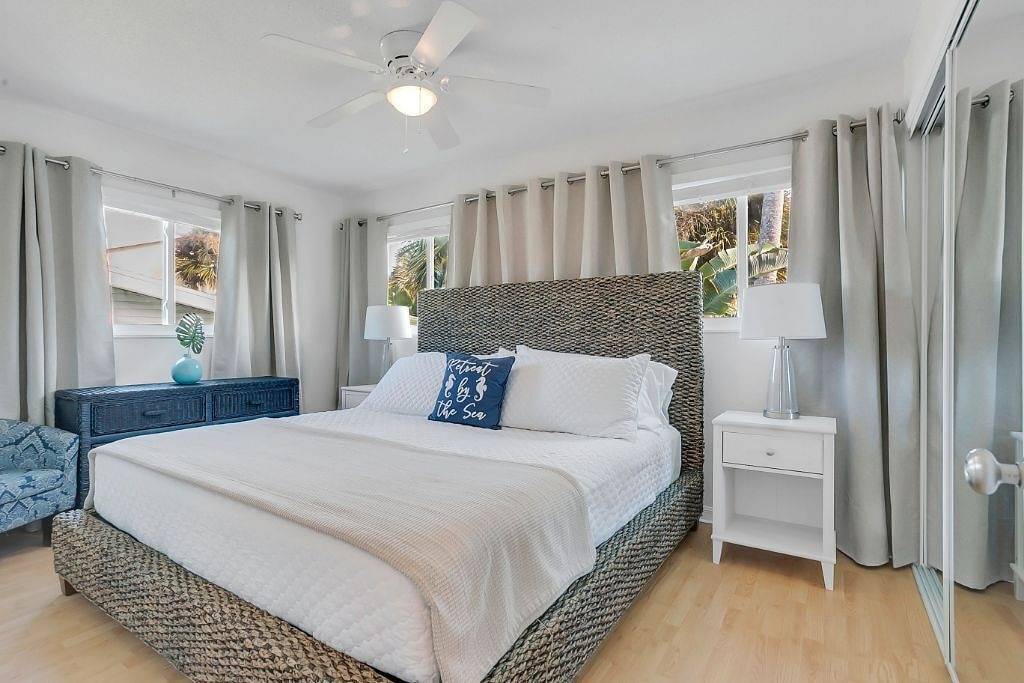 Private home with fenced yard. Walk to the Beach! in New Smyrna Beach, Florida