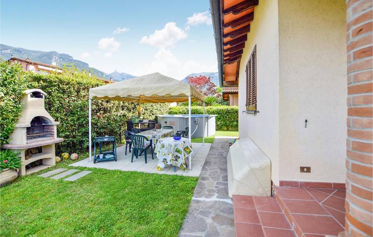 Appartement au bord de la piscine avec parking, congélateur et vue sur la rivière in Camaiore, Riviera Italienne