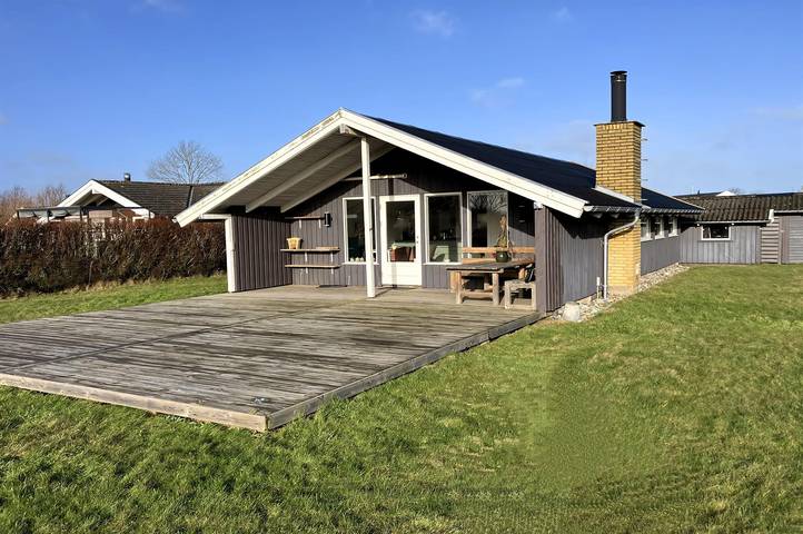 Ferieudlejning for 6 personer, med terrasse og have i Hasmark