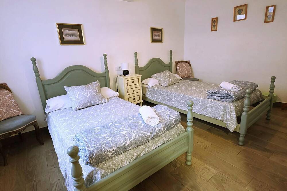 Apartamento entero, V5 atico Casa Castillo Vut 2ª entreplanta in La Adrada, Provincia de Ávila