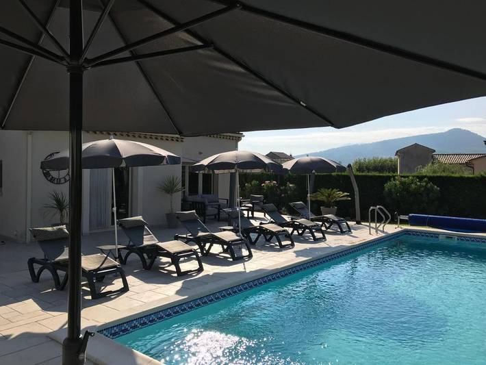 Location de vacances pour 12 personnes, avec Terrasse et Jardin ainsi que Piscine et Vue à Roaix