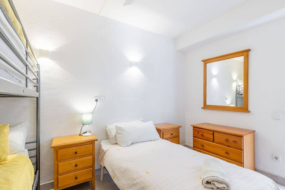 Entire apartment, Apartamento Flora - 2 bed apartment, shared pool, minutes walk El Portet beach in Cala El Portet, Teulada (Spain)