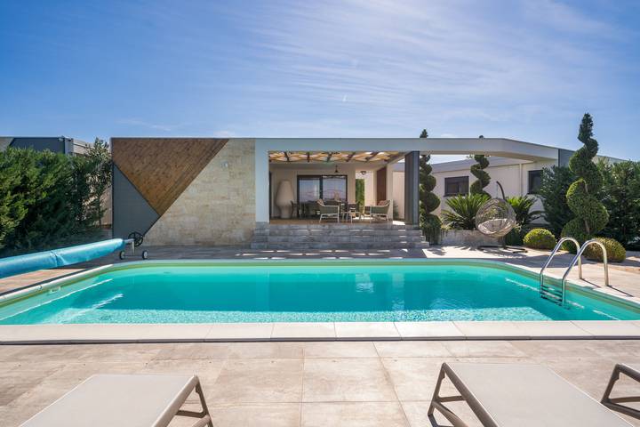 Villa pour 6 personnes, avec terrasse ainsi que jardin et piscine à Nin - 2