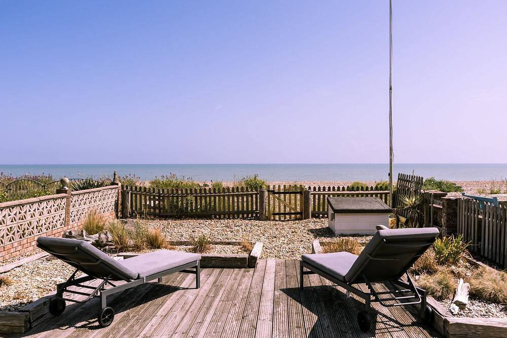 Beach Cottage with garden that blends into the beach in Pevensey Bay in Pevensey, East Sussex