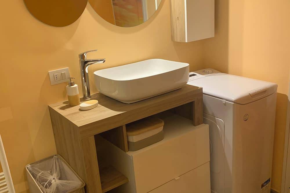 Hel lejlighed, Nice apartment inside a residence with a park of secular plants and waterfall in Riva (Faggeto Lario), Faggeto Lario