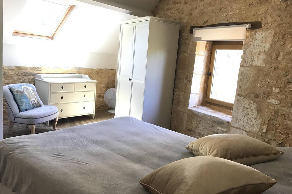 Belle, fraîchement décorée maison traditionnelle en pierre et gîte indépendant avec piscine in Veyrines-de-Domme, Périgord Noir