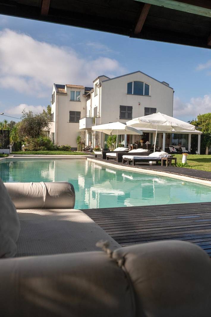 Apartamento entero, Apartamento 'Villa Verney' ático para familias con vistas al mar, piscina y jardín. in Albisola Capo, Albisola Superiore