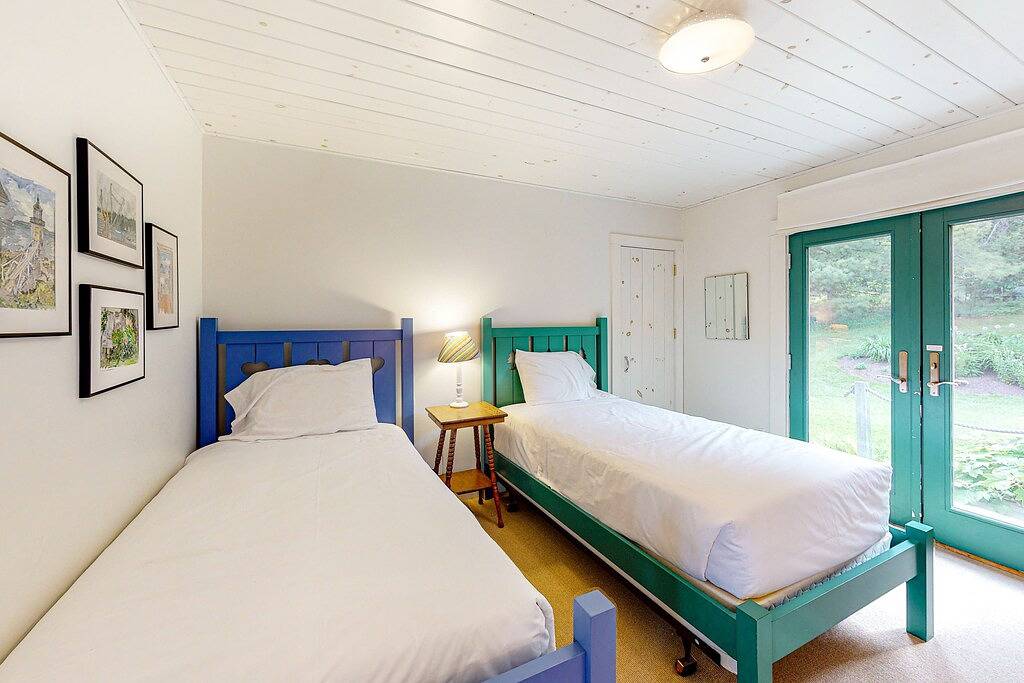 Dog-friendly bayfront home close to Rockland with water view - snowbirds welcome in Knox County (Maine)