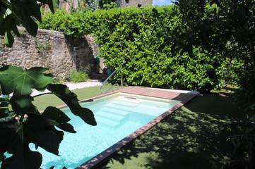Gîte pour 2 personnes, avec vue et terrasse ainsi que jardin et piscine à Prades