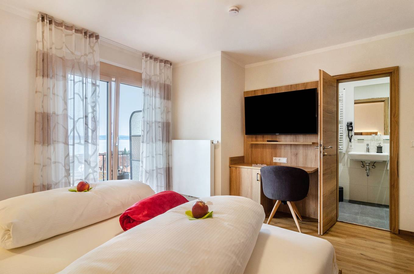 Haus Eva Hagnau am Bodensee - Doppelzimmer mit Balkon & Seeblick in Hagnau am Bodensee, Region Bodensee-Oberschwaben