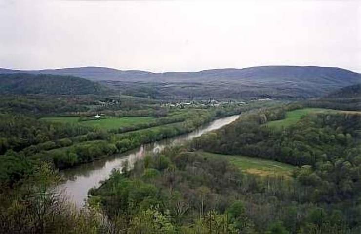 Log cabin for 6 people, with yard and terrace as well as hot tub, with pets in West Virginia